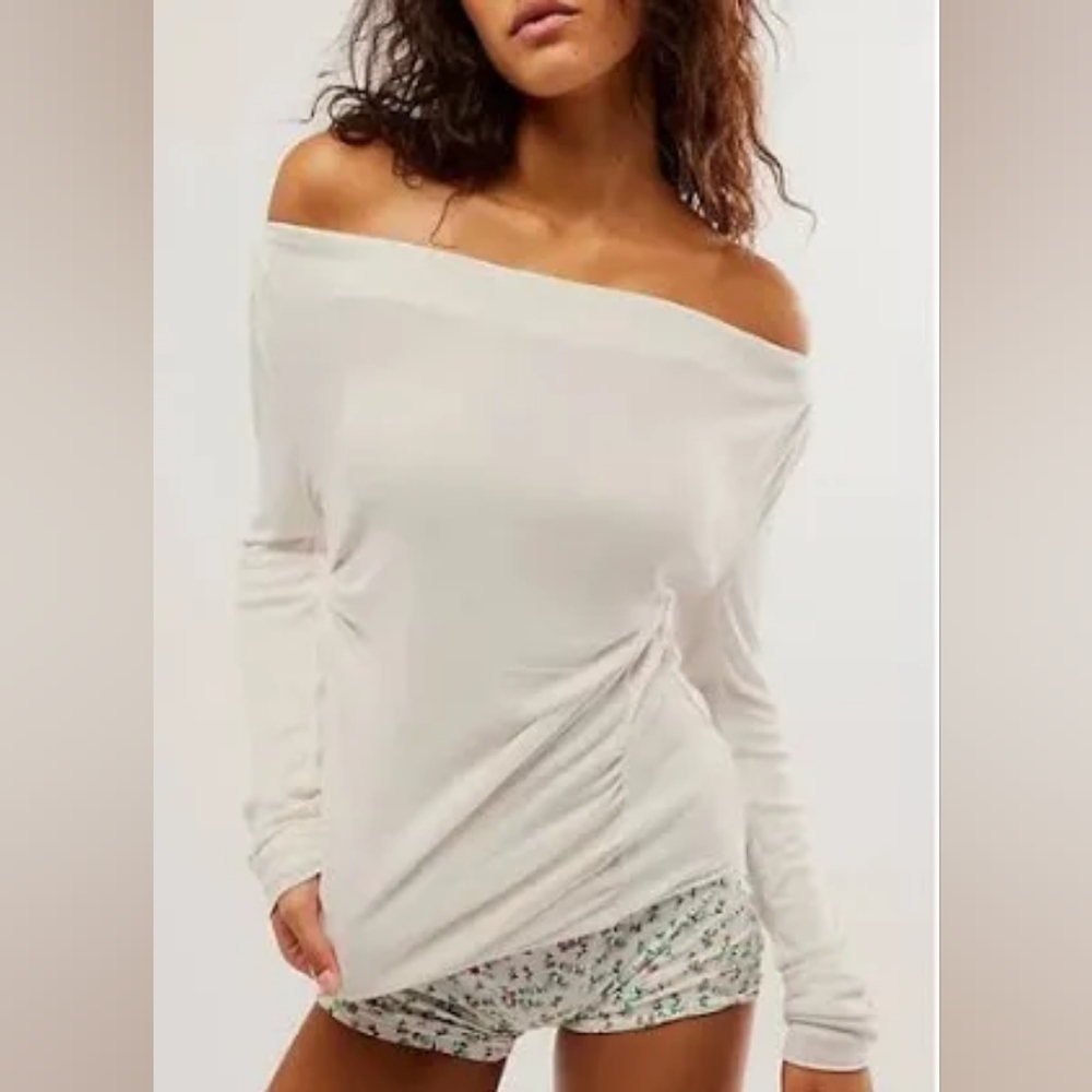 Sz. SX NWOT, "Night we met,"long sleeve ribbed ruched boatneck top